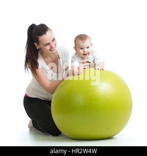 Kid e madre con palla fitness isolato Foto Stock