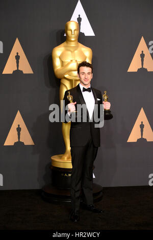 Justin Hurwitz con il premio per la migliore musica originale per la La Terra in sala stampa presso l'ottantanovesimo Academy Awards tenutosi presso il Teatro Dolby in Hollywood, Los Angeles, Stati Uniti d'America. Foto Stock