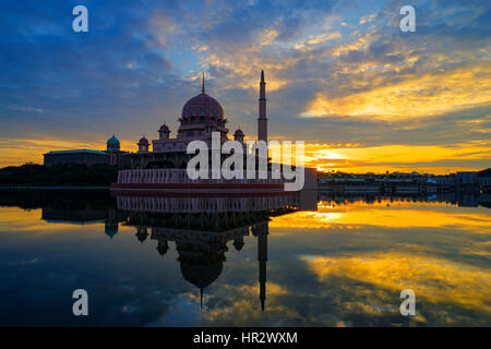 La vista della Moschea di Putra, uno dei grandi moschee in Putrajaya, Malesia durante la mattina presto con la sua riflessione sul lago. Foto Stock