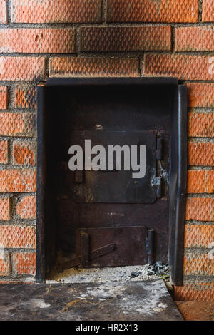 Stufa di ferro in russo il sauna rivestita con mattoni rossi Foto Stock