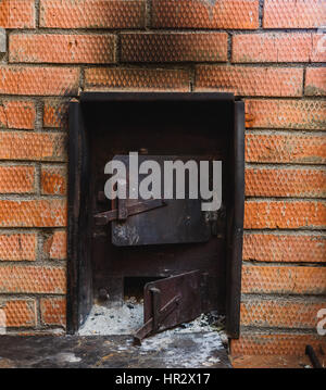 Stufa di ferro in russo il sauna rivestita con mattoni rossi Foto Stock