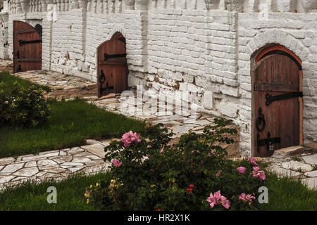 La chiesa antica porte nel vecchio monastero sull'isola città di Sviyažsk Foto Stock