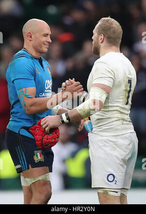 James Haskill (a destra) in Inghilterra scrolla le mani con il capitano d'Italia Sergio Parisse dopo la partita delle 6 Nazioni RBS al Twickenham Stadium di Londra. PREMERE ASSOCIAZIONE foto. Data foto: Domenica 26 febbraio 2017. Vedi la storia della PA RugbyU Inghilterra. Il credito fotografico dovrebbe essere: Andrew Matthews/PA Wire. RESTRIZIONI: Solo per uso editoriale, non uso commerciale senza previa autorizzazione. Foto Stock