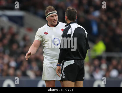 Dylan Hartley (a sinistra) in Inghilterra chiacchierò con Referee Romain Poite durante la partita delle 6 Nazioni RBS al Twickenham Stadium, Londra. PREMERE ASSOCIAZIONE foto. Data foto: Domenica 26 febbraio 2017. Vedi la storia della PA RugbyU Inghilterra. Il credito fotografico dovrebbe essere: Andrew Matthews/PA Wire. RESTRIZIONI: Solo per uso editoriale, non uso commerciale senza previa autorizzazione. Foto Stock
