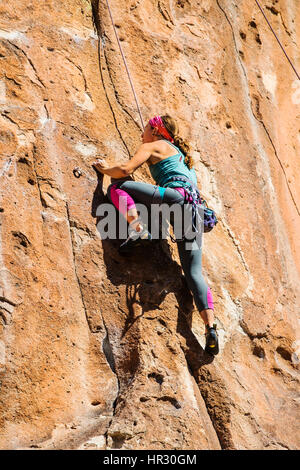 Giovane donna arrampicata su roccia; Penitente Canyon; Colorado; US Foto Stock