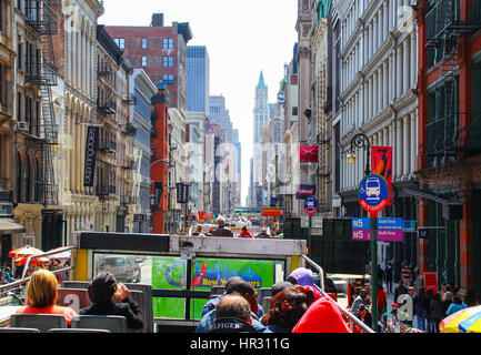 NEW YORK, Stati Uniti d'America - 25 Aprile 2014: vista dal retro del ponte superiore aperto sulla coperta bus tour in New York Foto Stock