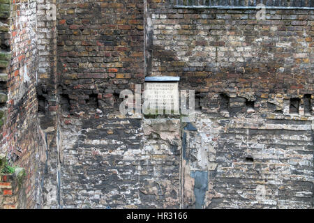 1860 segno di confine per la parrocchia di St Botolph in Aldersgate in una sezione del muro romano su nobili Street a Londra REGNO UNITO KATHY DEWITT Foto Stock