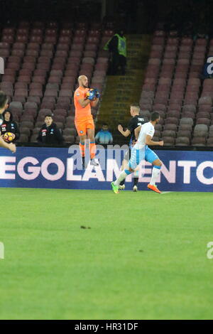 Napoli, Italia. Il 25 febbraio, 2017. Partita di calcio tra SSC Napoli e Atalanta presso lo Stadio San Paolo di Napoli .Risultato finale Napoli vs Atalanta 0-2.In foto Pepe Reina(SSC Napoli), portiere Credito: Salvatore Esposito/Pacific Press/Alamy Live News Foto Stock