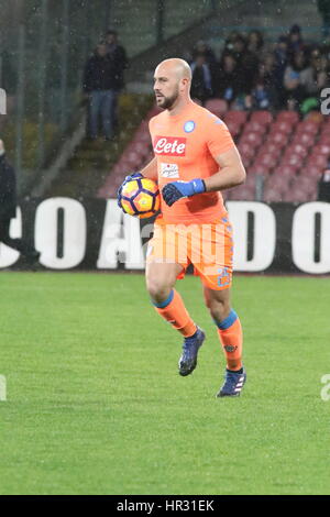 Napoli, Italia. Il 25 febbraio, 2017. Partita di calcio tra SSC Napoli e Atalanta presso lo Stadio San Paolo di Napoli .Risultato finale Napoli vs Atalanta 0-2.In foto Pepe Reina(SSC Napoli), portiere Credito: Salvatore Esposito/Pacific Press/Alamy Live News Foto Stock