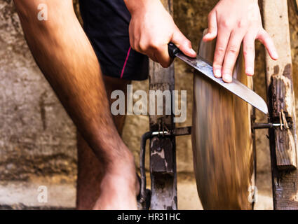 Stile antico di levigatura dei coltelli Foto Stock