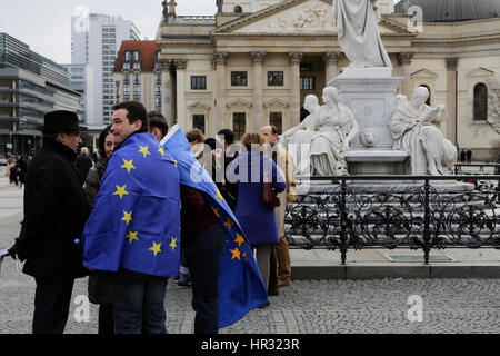 Berlino, Germania. 26 Febbraio, 2017. Due manifestanti indossare le bandiere europee sulle loro spalle. Gli attivisti dall'impulso di movimento Europa terrà un rally a Berlino, per mostrare il loro impegno a favore di una unità l'Europa. La protesta era parte di una più ampia campagna in diverse città tedesche ed europee. Credito: Michael Debets/Pacific Press/Alamy Live News Foto Stock