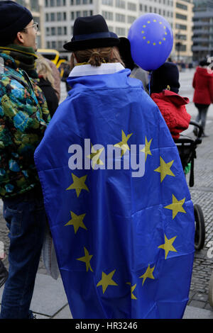 Berlino, Germania. 26 Febbraio, 2017. Un manifestante indossa una bandiera europea oltre alle sue spalle. Gli attivisti dall'impulso di movimento Europa terrà un rally a Berlino, per mostrare il loro impegno a favore di una unità l'Europa. La protesta era parte di una più ampia campagna in diverse città tedesche ed europee. Credito: Michael Debets/Pacific Press/Alamy Live News Foto Stock