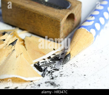 Trucioli di matita, sharpener e matite di grafite Foto Stock