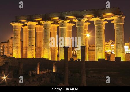 Facciata delle antiche rovine del Tempio di Luxor colonne verticali esterne, famosa vista notturna illuminata della Valle dei Re Foto Stock