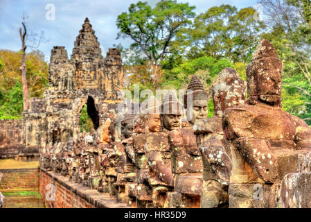 Custodi presso la porta sud di Angkor Thom - Siem Reap, Cambogia Foto Stock