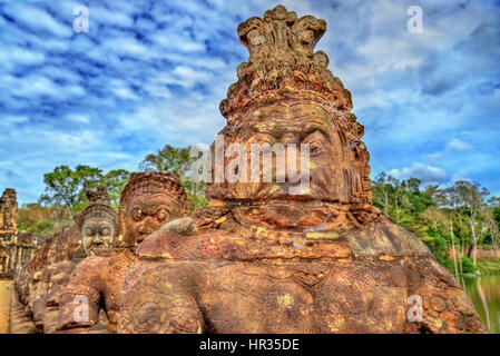 Custodi presso la porta sud di Angkor Thom - Siem Reap, Cambogia Foto Stock