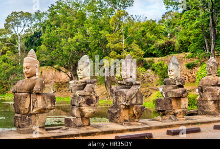 Custodi presso la porta sud di Angkor Thom - Siem Reap, Cambogia Foto Stock