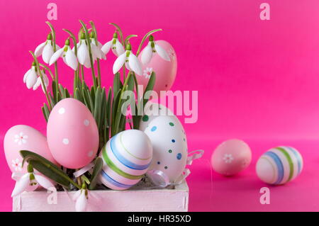Snowdrop freschi Fiori e decorate le uova di Pasqua Foto Stock