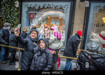 Midtown Manhattan NYC , pedoni, turisti, lavoratori edili, stagione di festa di Natale. celebrazione. Foto Stock