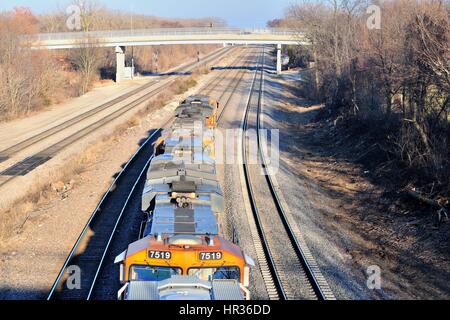 Un eastbound Burlington Northern Santa Fe treno merci voce lungo una tre-tack mainline in Aurora, Illinois, Stati Uniti d'America. Foto Stock