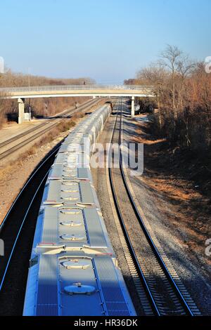 Un eastbound Burlington Northern Santa Fe treno merci voce lungo una tre-tack mainline in Aurora, Illinois, Stati Uniti d'America. Foto Stock