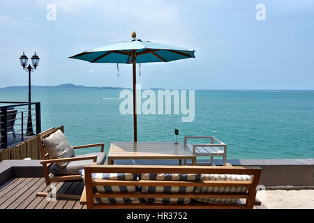 Balcone vista mare. Il ristorante balcone e terrazza si affacciano sul mare a Pattaya Thailandia Sud Est Asiatico Foto Stock