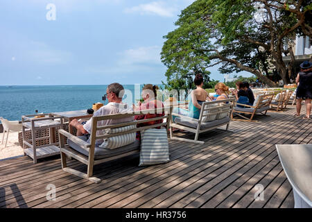 Si affaccia sull'oceano. La gente sedette su un balcone del ristorante e sulla terrazza che si affaccia sul mare a Pattaya Thailandia Sud-Est asiatico Foto Stock