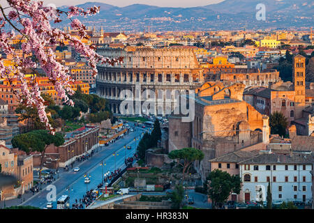 Colosseo al tramonto Foto Stock