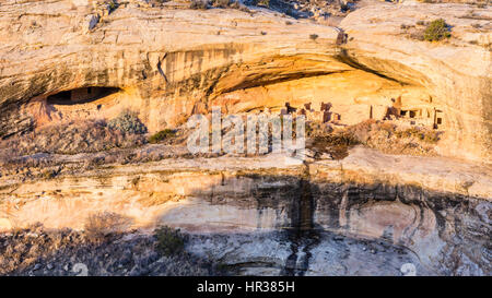 Due nicchie di cliff dwellings in Butler rovine di lavaggio in Comb Ridge nella nuova porta orecchie monumento nazionale nel sud-est dello Utah. Foto Stock