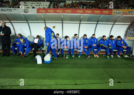 A Cluj Napoca, Romania - MARZO 27, 2016: i giocatori di calcio della squadra nazionale di Spagna in attesa che inizi la partita contro la Romania a Cluj Arena s Foto Stock