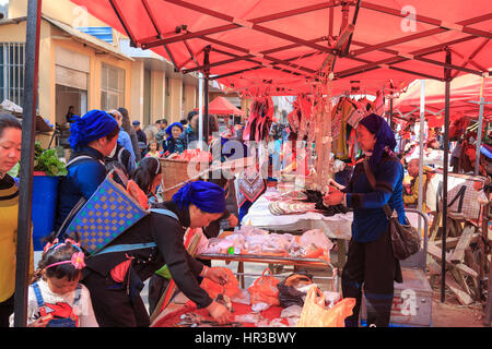 YuanYang, Cina - 21 Febbraio 2017: Hani persone ad acquistare roba in Shengcun mercato locale in YuanYang. Hani sono uno dei 56 minoranze in Cina e Foto Stock