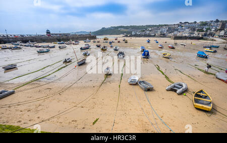 Regno Unito, Cornwall, St Ives, St Ives harbour a bassa marea Foto Stock