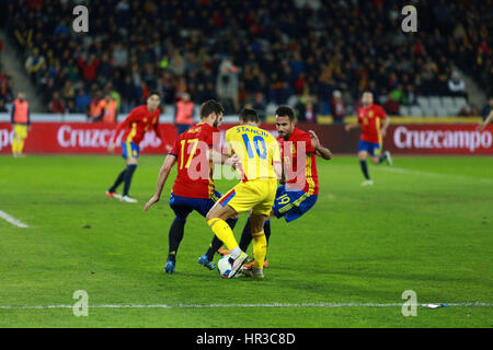 A Cluj Napoca, Romania - 27 Marzo 2016: rumeno National Team football player Nicolae Stanciu (giallo) in azione durante una partita amichevole contro la Spagna Foto Stock