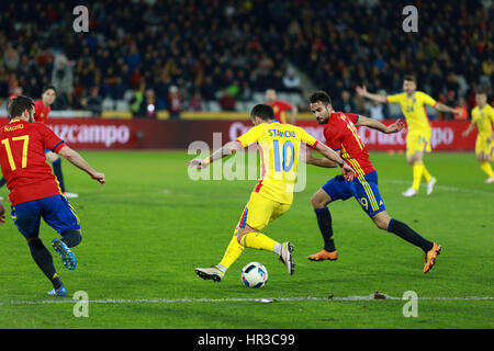 A Cluj Napoca, Romania - 27 Marzo 2016: rumeno National Team football player Nicolae Stanciu (giallo) in azione durante una partita amichevole contro la Spagna Foto Stock