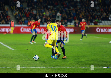 A Cluj Napoca, Romania - 27 Marzo 2016: rumeno National Team football player Nicolae Stanciu (giallo) in azione durante una partita amichevole contro la Spagna Foto Stock