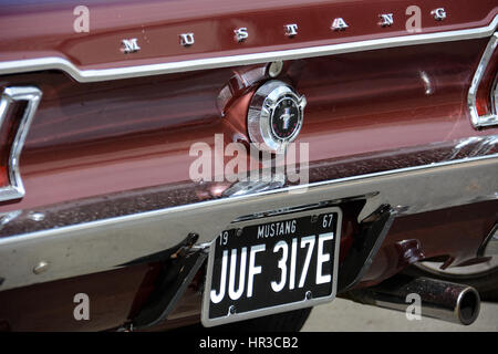 1967 classico Ford Mustang Coupe in Borgogna guardando bene al sole Foto Stock