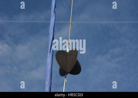 Sfera di ancoraggio in yacht rigging con laminati trinchetta contro un cielo blu con nuvole bianche Foto Stock