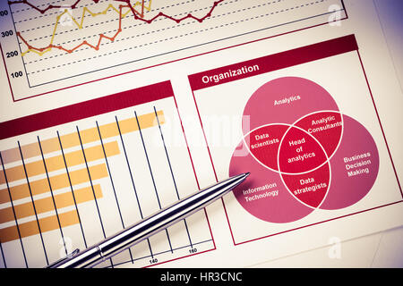 I grafici e i diagrammi delle vendite come simbolo di successo del business aziendale Foto Stock