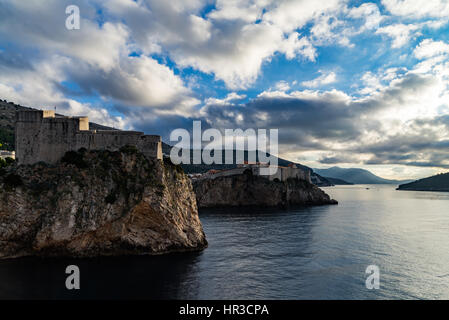 Lovrjenac fortezza nel paese vecchio di Dubrovnik, Croazia. Città Vecchia è circondata con massicce mura di pietra completato nel XVI secolo. Ragusa di Dalmazia. Foto Stock