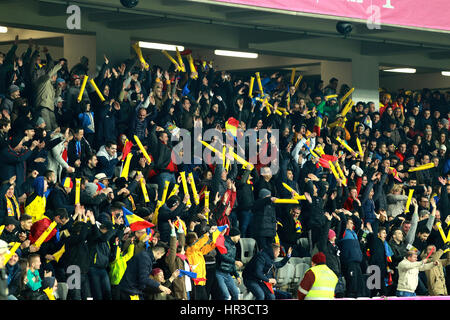 A Cluj Napoca, Romania - 27 Marzo 2016: la folla di gente a sostenere la loro squadra nel corso di un cordiale incontro di calcio tra la Romania contro la Spagna, sia di t Foto Stock