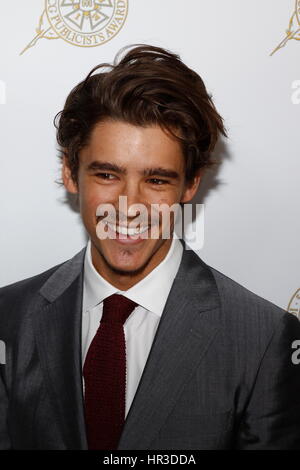 Los Angeles, Stati Uniti. 24 Febbraio, 2017. Brenton Thwaites arriva al 54th annuale internazionale Cinematographers Guild pubblicisti Awards a Hotel Beverly Hilton di Los Angeles, Stati Uniti d'America, il 24 febbraio 2017. - Nessun filo SERVICE - foto: Hubert Boesl/dpa/Alamy Live News Foto Stock