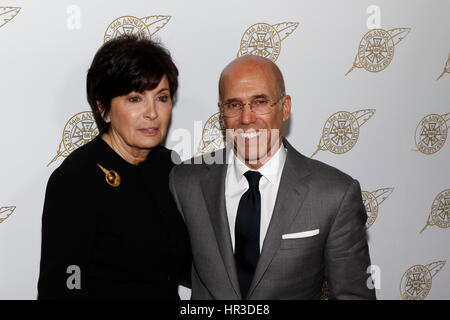 Marylin Katzenberg e Jeffrey Katzenberg arrivano al 54th annuale internazionale Cinematographers Guild pubblicisti Awards a Hotel Beverly Hilton di Los Angeles, Stati Uniti d'America, il 24 febbraio 2017. - Nessun filo SERVICE - foto: Hubert Boesl/dpa Foto Stock