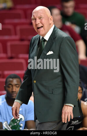 Philadelphia, Pennsylvania, USA. Il 25 febbraio, 2017. Tulane Onda Verde capo allenatore Mike DUNLEAVY sfide di una chiamata durante la American Athletic Conference basketball gioco che viene giocato al Liacouras Center di Philadelphia. Tempio beat Tulane 86-76 in doppia le ore di lavoro straordinario. Credito: Ken Inness/ZUMA filo/Alamy Live News Foto Stock