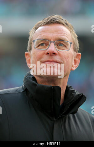 Leipzig, Germania. Il 25 febbraio, 2017. Lipsia si è direttore sportivo Ralf Rangnick durante la Bundesliga tedesca partita di calcio tra RB Lipsia e 1. FC Colonia in Red Bull Arena di Lipsia, in Germania, il 25 febbraio 2017. Foto: Jan Woitas/dpa-Zentralbild/dpa/Alamy Live News Foto Stock