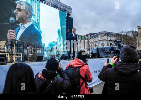 Londra, Regno Unito. 26 febbraio, 2017. sindaco di Londra sadiq khan il cui ufficio ospita la manifestazione si rivolge alla folla in screening di Oscar nomination film "il venditore", prodotto e diretto da asghar farhadi film iraniano maker che sta boicottando questa sera cerimonia Oscar in segno di protesta contro il presidente trump il divieto di viaggio. Credito: claire doherty/alamy live news Foto Stock