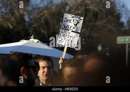 Beverly Hills, la California. 24 Febbraio, 2017. Persone durante le voci unite al Rally di UTA Plaza il 24 febbraio 2017 a Beverly Hills, la California. | Utilizzo di credito in tutto il mondo: dpa/Alamy Live News Foto Stock