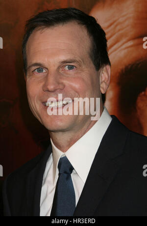14 gennaio 2009 - Hollywood, California, Stati Uniti d'America - 25 Febbraio 2017 - Attore e regista Bill Paxton morì in età di 61 da complicazioni a seguito di intervento chirurgico. Paxton il più alto profilo di spettacoli televisivi ricevuto molta attenzione in senso positivo, compreso il suo ruolo guida in HBO del grande amore (2006Ã2011), per cui Paxton ha ricevuto tre Golden Globe Nomination. Paxton ha anche ricevuto buone recensioni per la sua prestazione nella storia del canale Hatfields miniserie & McCoys (2012), per le quali è stato nominato per un Emmy Award, a fianco di co-star Kevin Costner. File foto: 14 gennaio 2009 - Hollywood, CA - Bill Paxto Foto Stock