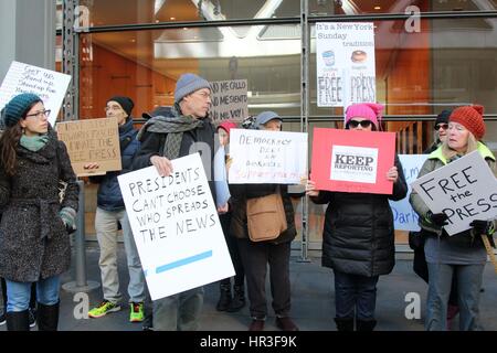 La città di New York New York, US. 26 Febbraio, 2017. Centinaia di attivisti si fermò in silenzio al di fuori del New York Times' sede sulla West 41st Street in midtown Manhattan domenica in segno di solidarietà con la stampa per la seconda volta in due giorni. Il rally organizzato dopo la Trump White House proibito varie notizie principali sbocchi, tra cui il New York Times e CNN, da una telecamera su briefing venerdì. Alcuni dei manifestanti condotto nastrato le loro bocche chiuse come si fermarono con copie del New York Times. Ne svolgerà altri segni di protesta che detto, ''Questo non è fake news, '' e ''Supporto libera P Foto Stock