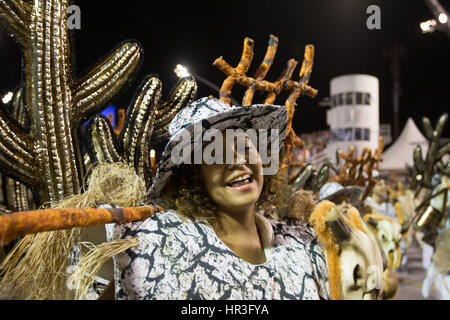 Sao Paulo, Sao Paulo, Brasile. Il 25 febbraio, 2017. I membri di Gavioes da Fiel samba scuola partecipare al gruppo speciale sfilata delle Scuole di Samba a Anhembi Sambadrome, come parte del Carnevale 2017 in Sao Paulo, Brasile. Credito: Paulo Lopes/ZUMA filo/Alamy Live News Foto Stock