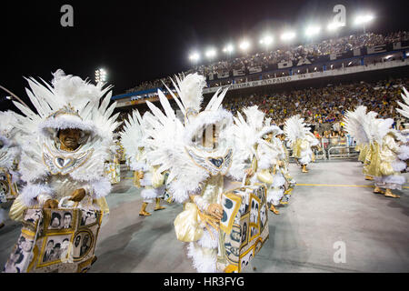 Sao Paulo, Sao Paulo, Brasile. Il 25 febbraio, 2017. I membri di Gavioes da Fiel samba scuola partecipare al gruppo speciale sfilata delle Scuole di Samba a Anhembi Sambadrome, come parte del Carnevale 2017 in Sao Paulo, Brasile. Credito: Paulo Lopes/ZUMA filo/Alamy Live News Foto Stock